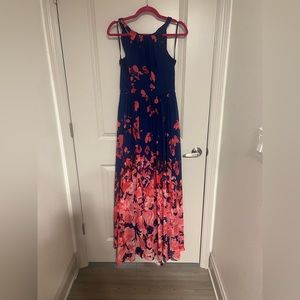 Size six.  Wore once to a wedding.   Ties around neck in back.